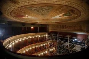 En la última restauración, se limpiaron mármoles, pisos, bronces y se repararon los frescos del techo, con ayuda de los técnicos del Teatro Colón