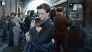 Potter y su hijo Albus, despidiéndose en el epílogo de Harry Potter y las reliquias de la muerte