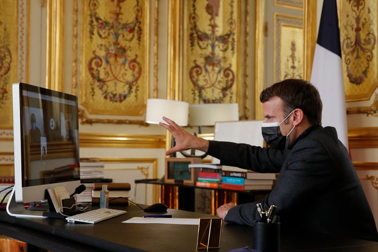 El presidente francés, Emmanuel Macron, habla con un director escolar, profesores y niños de la escuela Itard ubicada en Oraison, en el sur de Francia, durante una videollamada en el Palacio del Elíseo en París el 6 de abril de 2021, en medio de la pandemia de Covid-19