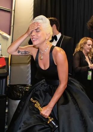 Lady Gaga emocionada con su estatuilla a mejor canción original en la 91a ceremonia de los Oscar