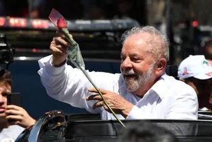 Lula con una rosa que recibiÃ³ hoy, despuÃ©s de votar