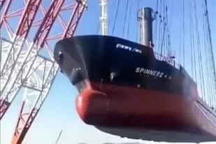 Cómo es la grúa flotante más poderosa del mundo que puede sostener un barco sin esfuerzo