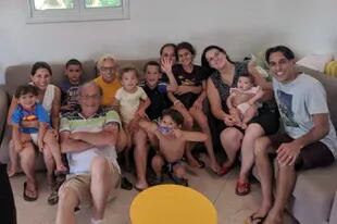 Sergio dejó Argentina a los 48 años y hoy, tras 25 años, vive feliz en Israel junto a su mujer, hijos y nietos.