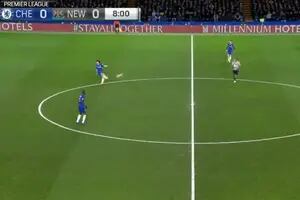 El "no look pass" de David Luiz para el golazo de Pedro en la Premier League