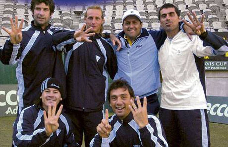 Etlis, Nalbandian, el capitán Mancini, Martín Rodríguez, Coria y Puerta; los integrantes del equipo argentino de Copa Davis que derrotó 4-1 a Australia, en los cuartos de final de 2005, en Sydney.
