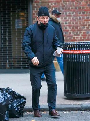 El actor Alec Baldwin toma un café en las calles de Nueva York