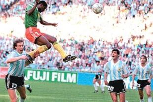El salto inalcanzable de Oman Biyik, ante las miradas de Sensini y Simón, y el cabezazo que termina en gol; la Argentina cayó ante Camerún en el debut en Italia `90