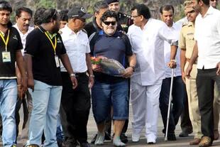 Maradona en una visita a La India, en octubre de 2012