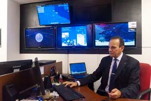 Rubén Lianza mira su casilla de emails: está llena de consultas de ciudadanos que envían videos de posibles avistamientos de OVNIs