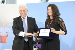 Samanta Schweblin recibió en Roma un premio literario de manos de Vargas Llosa