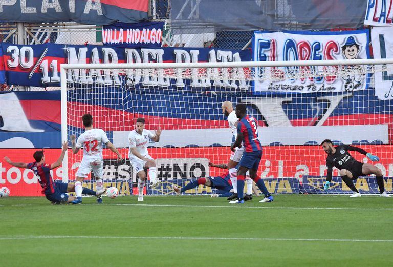El gol de Argentinos Juniors: Reniero ya tomó el rebote del poste y la cruza ante una defensa distraída