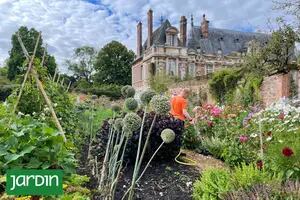 Descubrí un castillo en Normandía que ostenta una huerta-jardín que puede alimentar a 30 personas