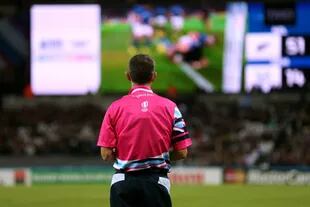 Otro vicio en el rugby actual: la gran cantidad de consultas al TMO por parte de los árbitros; World Rugby los emplaza a decidir más de primera impresión cuando las infracciones son "claras y obvias", sin recurrir tanto al video.