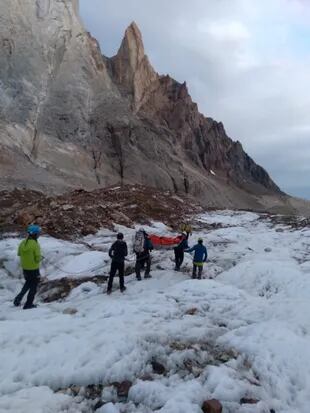 En el cordón montañoso de los cerros Fitz Roy y Torre, voluntarios de la comisión de auxilio de El Chaltén realizaron rescates en alta montaña durante el mes pasado