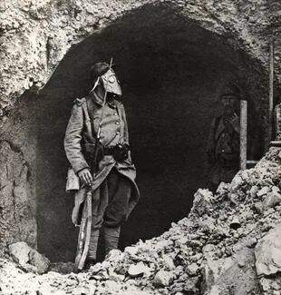 Un soldado francés con una máscara antigas en el fuerte de Souville en Verdún. El uso de gases fue de tal intensidad que luego de más de un siglo, el suelo permanece contaminado (Fuerte: Getty Images)