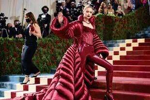 Con estilo futurista, Gigi Hadid acaparó los flashes en la alfombra roja. El diseño de Atelier Versace incluyó leggings de cuero, corset y botas altas en tono bordó que combinó con un tapado acolchado oversized.