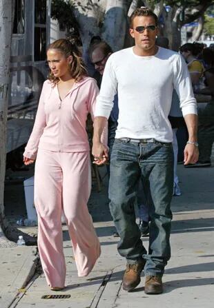 Ben Affleck y Jennifer López comenzaron a salir en 2002 y rápidamente se convirtieron en una de las parejas más fotografiadas del momento.
