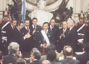 Menem asumió el 8 de julio de 1989; aunque antes de tiempo, se lograba el traspaso entre dos presidentes democráticos