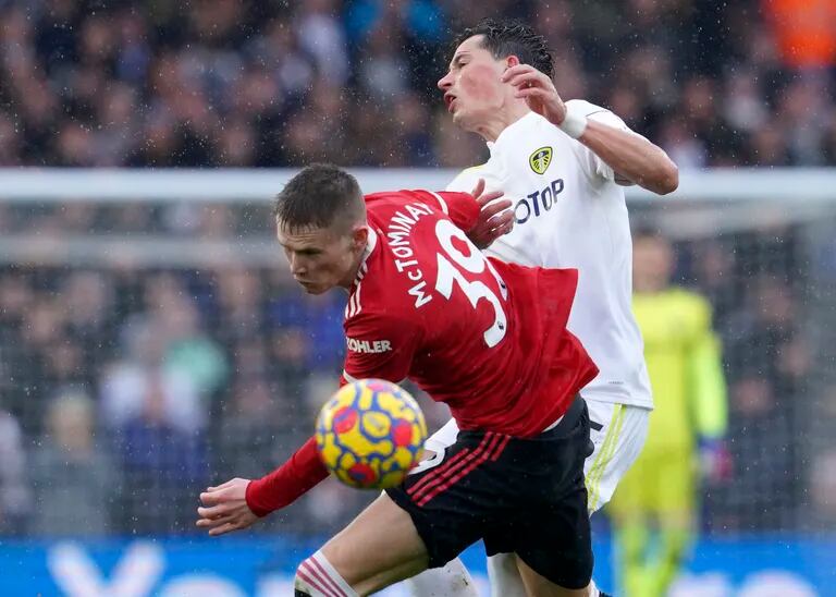 Scott McTominay colpisce accidentalmente Robin Koch