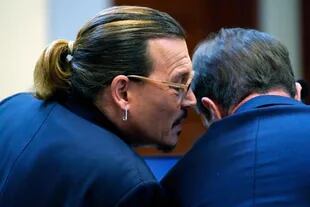 El actor Johnny Depp habla con su abogado en la sala del juzgado de circuito del condado de Fairfax, Virginia