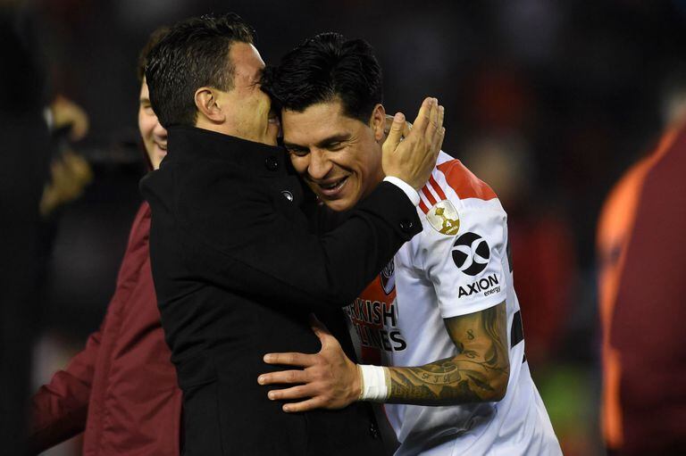 Uno de los tantos abrazos entre Marcelo Gallardo y Enzo Pérez. El mendocino, uno de sus jugadores predilectos, seguirá en River hasta diciembre de 2023 tras renovar su contrato.