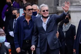 Alain Delon y su hijo Anthony en el funeral de Jean-Paul Belmondo, en septiembre de 2021
