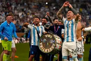 Messi no puede negociar con el FMI y De Paul no puede recuperar las Malvinas, pero el fútbol une