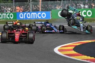 El momento del incidente entre Lewis Hamilton y Fernando Alonso; el británico no pudo continuar tras su mala maniobra