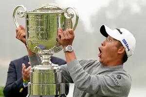 Collin Morikawa: el novato campeón y el blooper con la copa del PGA Championship