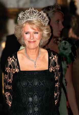 En 2005, para agasajar a la familia real noruega, se “coronó” con la diadema de Delhi Durbar, una pieza con volutas y festones de diamantes engastados en platino y oro con 10 gotas de esmeraldas, su favorita.