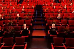 La sala Roja de los Teatros del Canal, de Madrid llenó su platea de público, maniquíes y arreglos florales. 