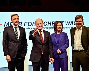 Christian Lindner (Partido Democrático), Olaf Scholz (Partido Socialdemócrata) y Annalena Baerbock y Robert Habeck (Verdes), al presentar el nuevo gobierno de Alemania