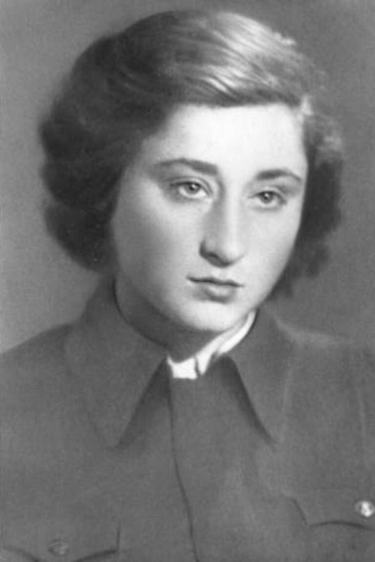 Elena Rzhevskaya trabajaba como traductora de alemán para las fuerzas rusas, y fue quien tomó contacto con Käthe Heusermann