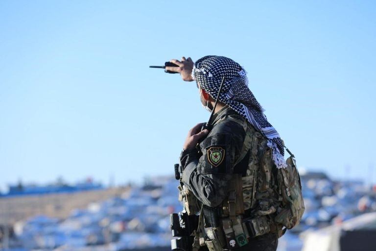 10-04-2021 Un miliciano de las Fuerzas Democráticas Sirias (FDS) en el campamento de antiguos miembros del Estado Islámico en Al Hol POLITICA ORIENTE PRÓXIMO ASIA SIRIA FDS