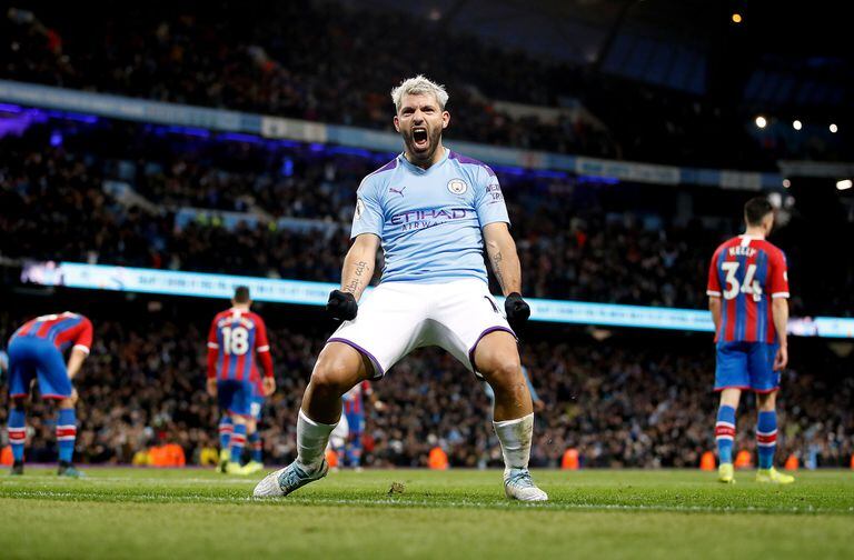 Sergio Agüero del Manchester City festeja  el segundo gol de su equipo durante el partido de fútbol de la Premier League inglesa entre Manchester City y Crystal Palace en el Etihad Stadium