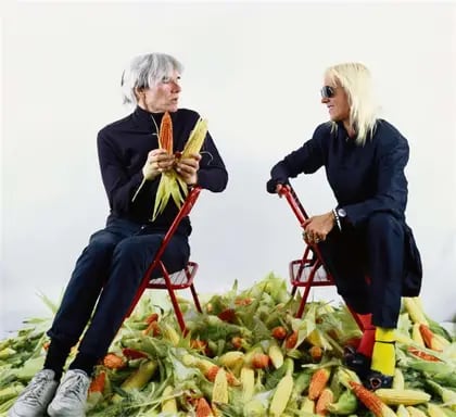 Uno de los registros de la performance de Marta Minujín y Andy Warhol en 1985