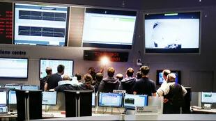 Científicos y técnicos observan el final de la misión en la sala de control de la Agencia Espacial Europea en Darmstadt, Alemania