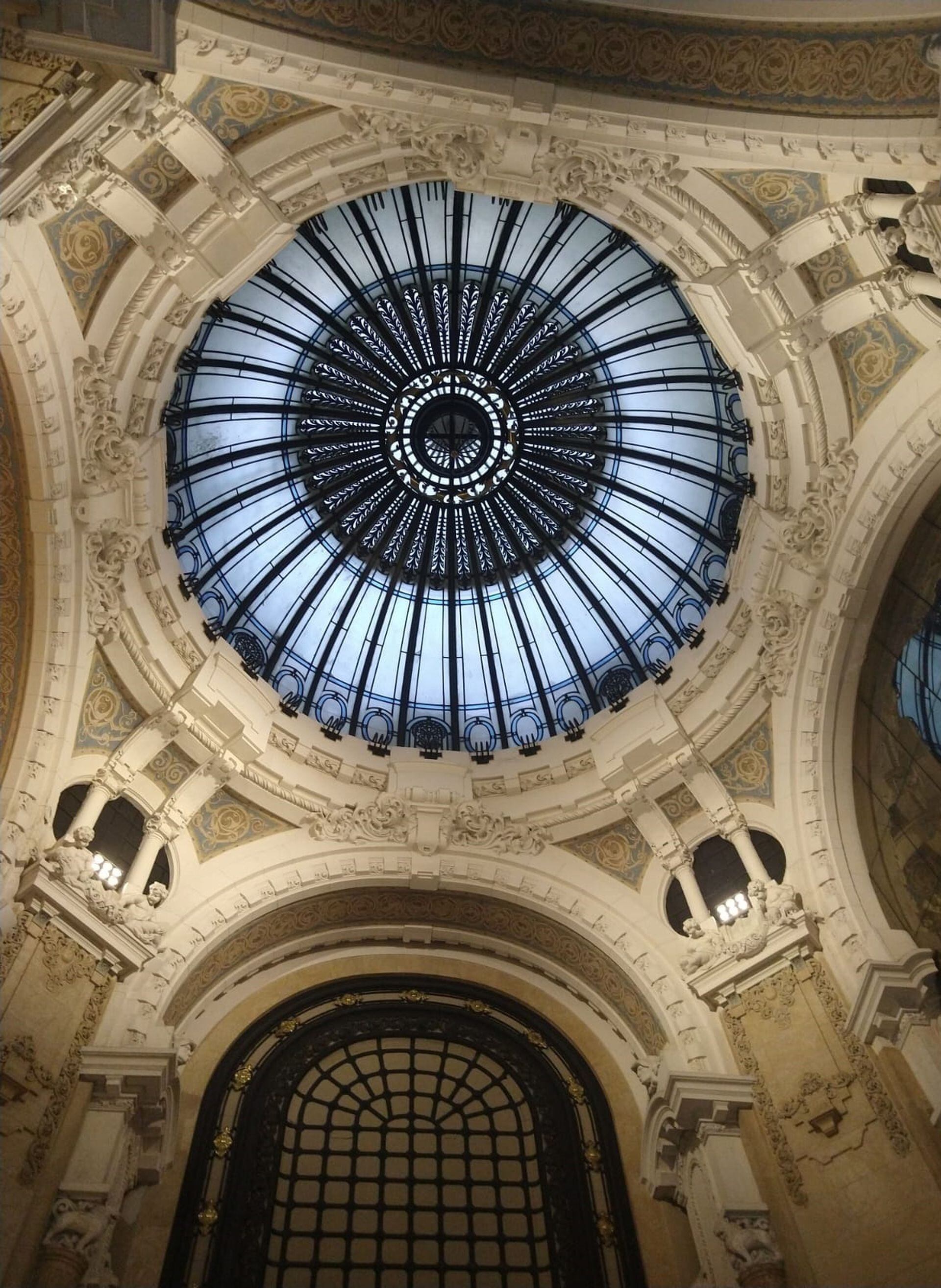 Las espléndidas cúpulas del Pasaje Güemes, obra de Gianotti.