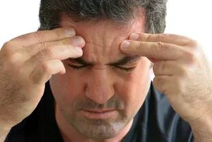 El dolor de cabeza es uno de los primeros síntomas de esta enfermedad 