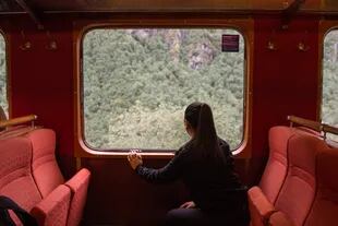 Turista china maravillada con el recorrido del tren histórico de Flåm.