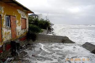 Mar del Tuyú. La misma casa fotografiada en 2009, 2010 y 2016. El proceso de erosión se debe a causas naturales y antropogénicas.