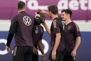Moukoko, en el centro de las bromas de sus compañeros durante un entrenamiento de la selección alemana en Qatar; el muchacho de 18 años es el jugador más joven del Mundial.