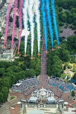 Rojo, blanco y azul, los colores de la bandera de Reino Unido que dejaron en el cielo de Buckingham los vuelos de los aviones militares durante la celebración. 