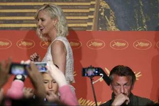 El incómodo momento en Cannes, cuando Charlize ya había terminado su vínculo con Penn
