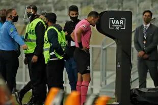 Esteban Ostojich, el árbitro uruguayo que le anuló (vía VAR) el gol a Marcelo Weigandt que hubiera sido el 1-0 de Boca ante Atlético Mineiro, en Brasil, por la Copa Libertadores de 2021