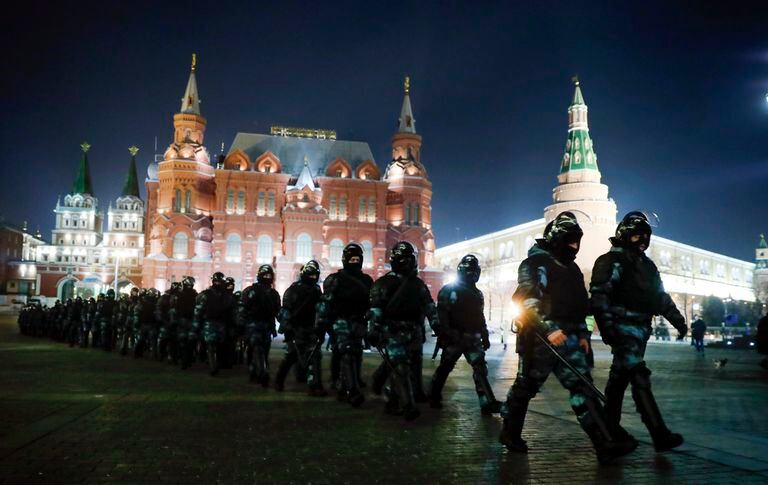Soldados de la Guardia Nacional Rusa caminan por la Plaza Roja para evitar que se realice una manifestación de protesta en Moscú