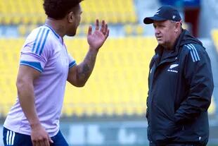 Ardie Savea habla con el coach Ian Foster, que tiene la mirada perdida: el debut será ante Sudáfrica