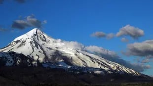El volcán Lanín, en Nequén, foco de una polémica entre la provincia, la Nación y los mapuches