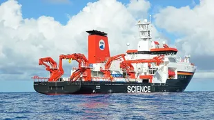 El nuevo estudio fue posible gracias al esfuerzo de 15 expediciones internacionales que recogieron muestras de la zona abisal en todos los océanos. En la foto se ve el buque de investigación alemán Sonne