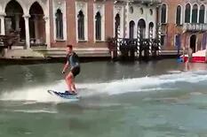 Dos turistas desataron la furia del alcalde de Venecia al andar en tablas de surf eléctricas a toda velocidad